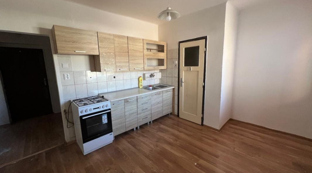 Na prenájom ponúkame 2 izbový byt vo Valaskej s balkónom