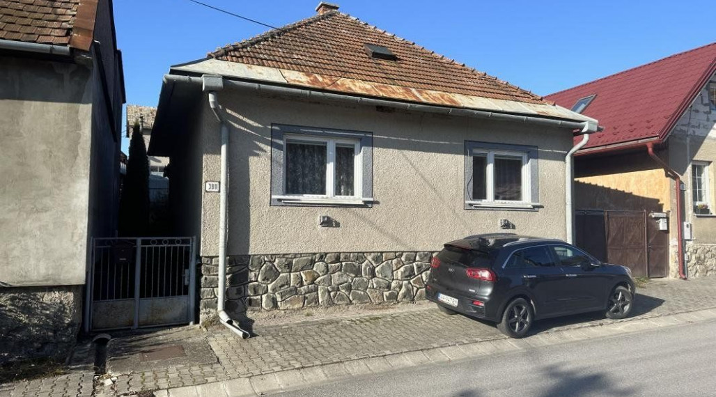 Ponúkame na predaj starší bungalov v Brusne