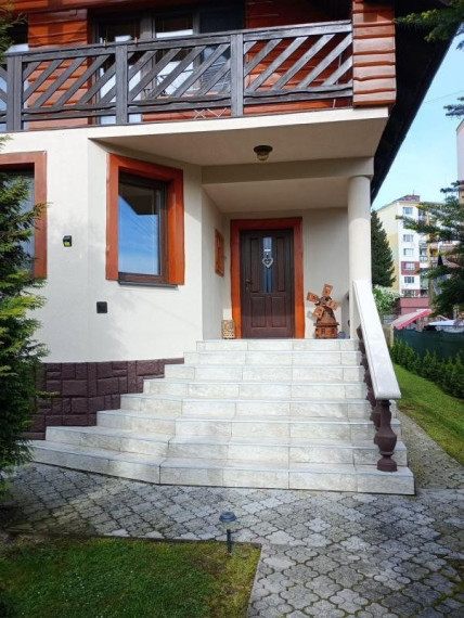 Na predaj: krásny kompletne zrekonštruovaný,priestranný dom v Brezne s 2 balkónmi,garážou,mur.domčekom.