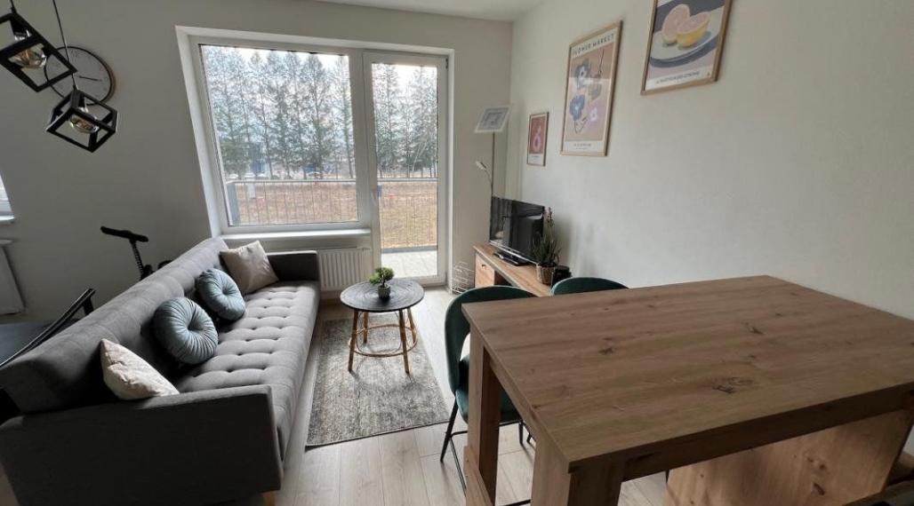 Prenájom: 1 izbový byt s kompletným zariadením, balkónom,parkovacím miestom v Brezne-Kasárne