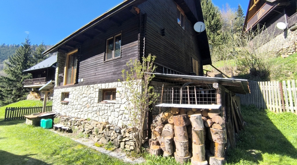 ROZPRÁVKOVÁ KOMPLETNE ZREKONŠTRUOVANÁ ZARIADENÁ CHATA NA LV RD JARABÁ PRI POTOČIKU