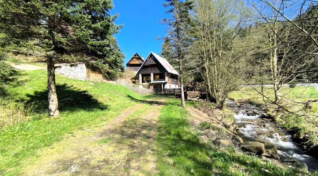 ROZPRÁVKOVÁ KOMPLETNE ZREKONŠTRUOVANÁ ZARIADENÁ CHATA NA LV RD JARABÁ PRI POTOČIKU