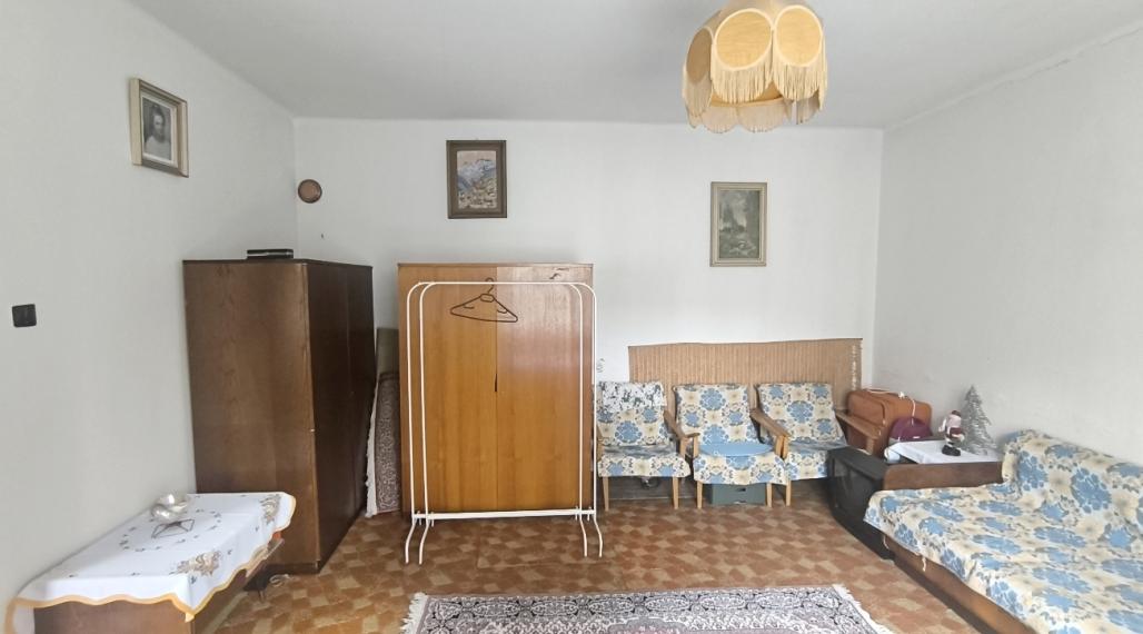 RD VYUŽITEĽNÝ AJ AKO CHALUPA, VHODNÝ NA BÝVANIE PODNIKANIE /PREDAJŇA,ZMRZLINA,KAVIAREŇ,REŠTAURÁCIA,ATĎ./ NA STRATEGICKOM MIESTE V CENTRE MÝTO POD ĎUMBIEROM