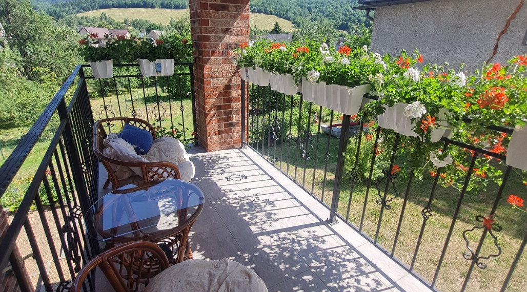 - R E Z E R V O V A N É -EXKLUZÍVNY RODINNÝ DOM, CHATA S KRÁSNYM VÝHĽADOM A TERASOU KOMPLET. REKONŠTRUKCIA ZARIADENÝ HOREHRONIE