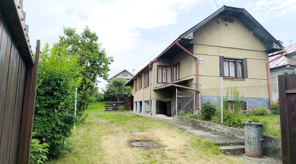 KRÁSNY UDRŽIAVANÝ MUROVANÝ RODINNÝ DOM CHALUPA S VÝBORNÝM POZEMKOM 832 M2 PRÍSTUPNÝM Z DVOCH ULÍC /DVA VSTUPY-MOŽNOSŤ ROZDELIŤ/ POLOMKA HOREHRONIE