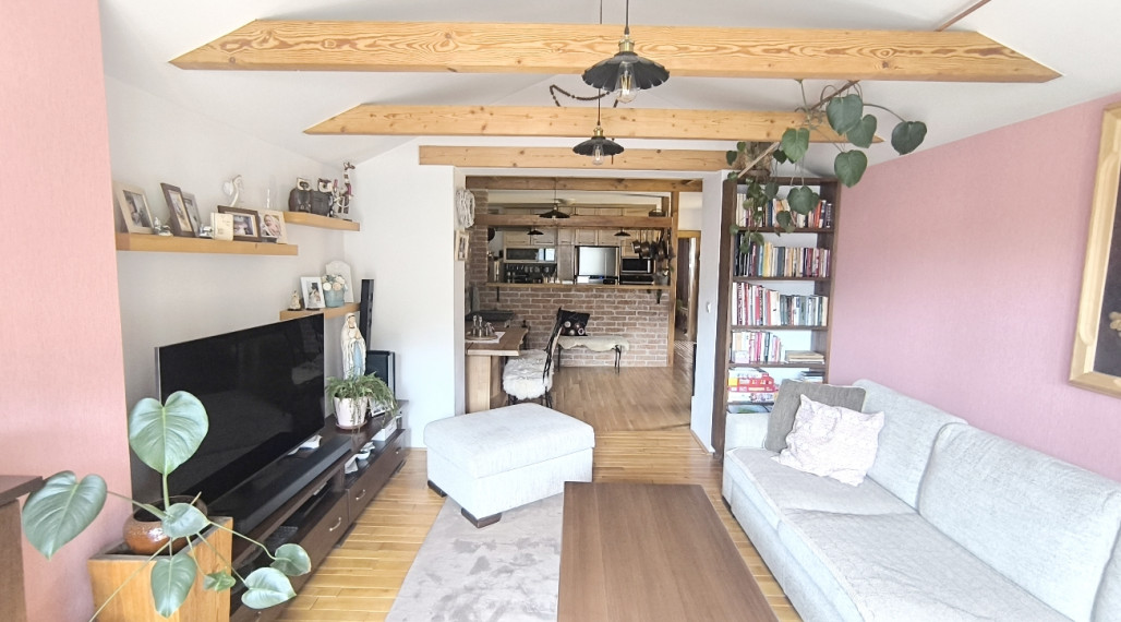 - R E Z E R V O V A N É - RD PO KOMPLETNEJ KVALITNEJ REKONŠTRUKCII TERASA BALKÓN KRB GARÁŽ SAUNA ZARIADENÝ DREVENÝM MASÍVNYM NÁBYTKOM