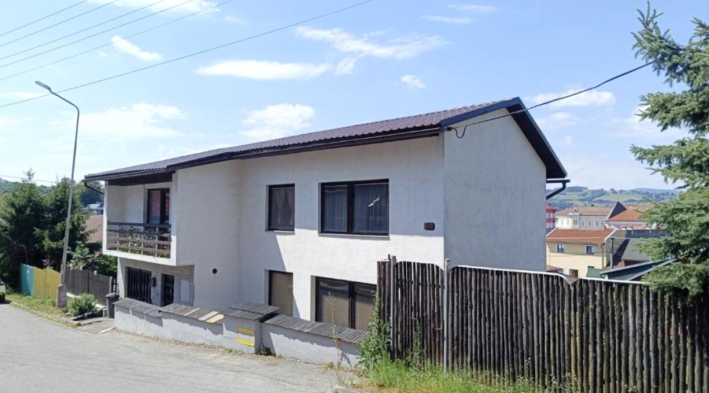 RD S KRÁSNYM POZEMKOM /237M2/ GARÁŽ,KRB,NOVÁ STRECHA PRI CENTRE MESTA BREZNO NAPRIEK TOMU V KĽUDNEJ LOKALITE