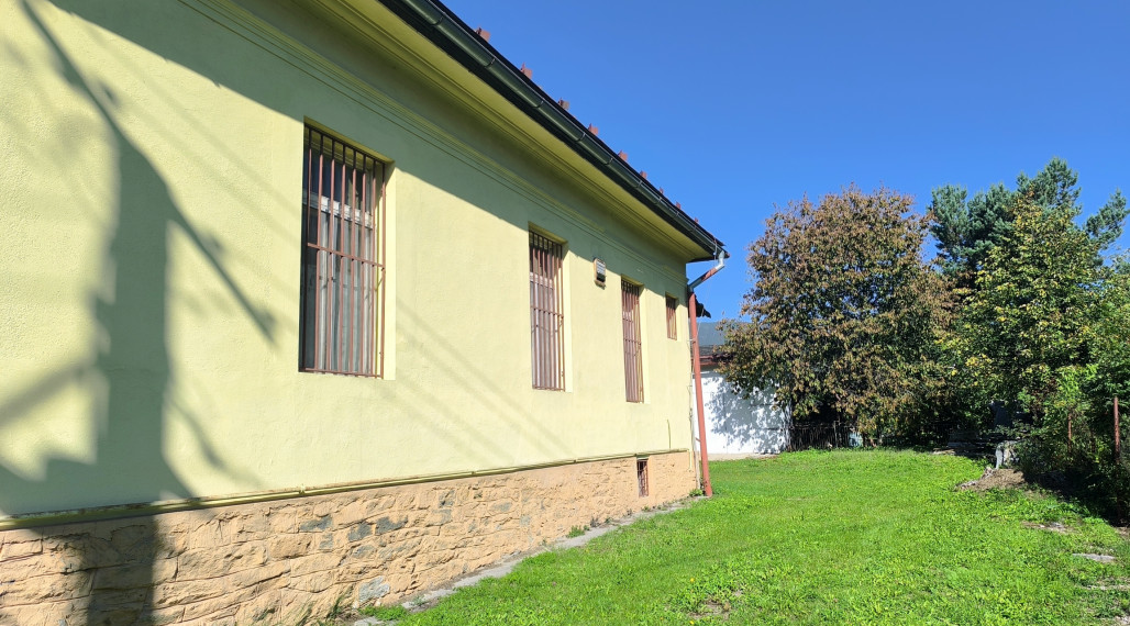 VÝHODNÁ INVESTÍCIA: ZAUJÍMAVÁ NEHNUTEĽNOSŤ VHODNÁ NA MNOHO VYUŽITÍ!! KRÁSNA ROVINATÁ SLNEČNÁ ZÁHRADA, TRI GARÁŽE, PRI PLYTKOM POTOČIKU