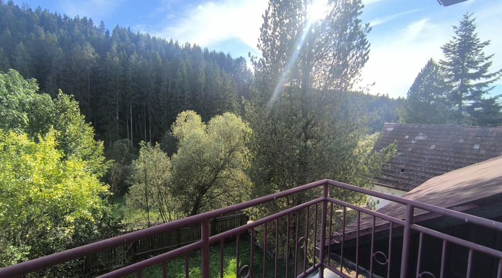 - R E Z E R V O V A N É - DOM CHALUPA V TICHEJ BOČNEJ ULICI - POLOSAMOTA S MAXIMÁLNYM SÚKROMÍM A NÁDHERNÝM VÝHĽADOM HOREHRONIE