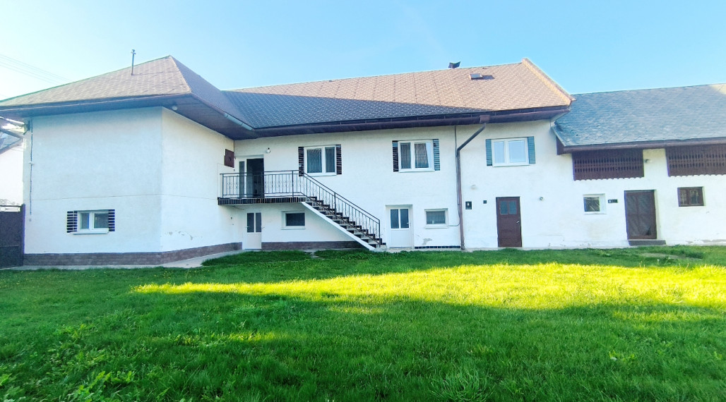 DVOJGENERAČNÝ DOM S DVOMI BYTOVÝMI JEDNOTKAMI A ODDELENÝMI VCHODMI S KRÁSNYM SLNEČNÝM POZEMKOM V SUPER LOKALITE OBCE HEĽPA HOREHRONIE