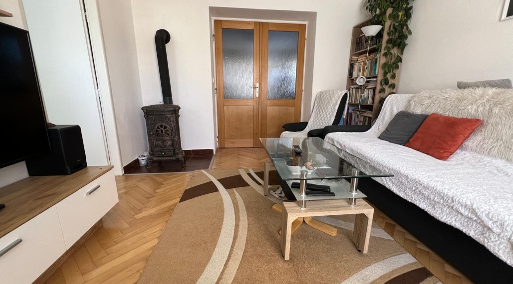 Na predaj 2 izbový útulný,zrekonštruovaný byt s balkónom a krbovou pieckou vo Valaskej