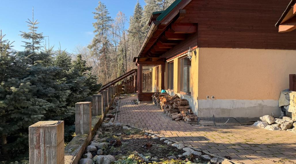 -NA PREDAJ- romantický rodinný domček Valaská, okres Brezno