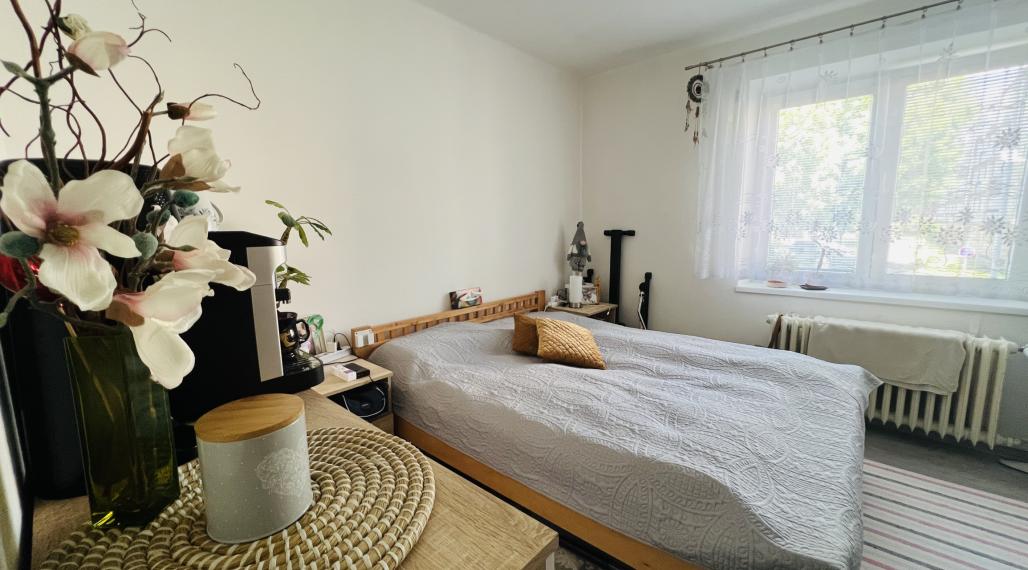 PREDAJ- 3 izbový byt v Brezne s balkónom,výťahom,po rekonštrukcii aj so zariadením