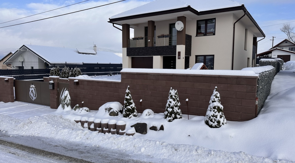 Skolaudovaná novostavba, nová terasa, nový plot nová skalka