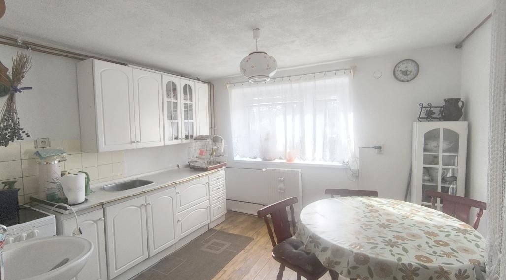 RD PO REKONŠTRUKCII OKIEN, STRECHY, ELEKTRINY, KÚRENIA GARÁŽ VO VÝBORNEJ LOKALITE VALASKÁ