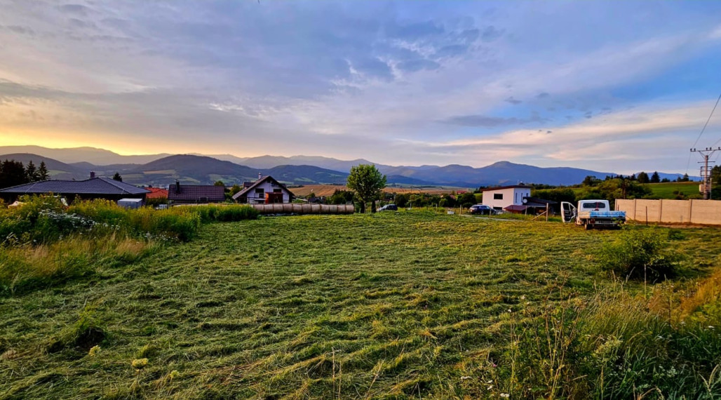 Na predaj rovinatý slnečný stavebný pozemok v Brezne časť Rovne