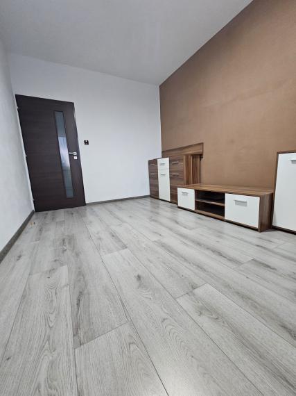 == NA PREDAJ == 3izbový byt Brezno - Mazorníkovo s balkónom