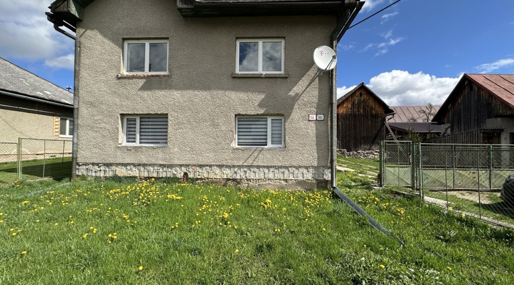 PREROBENÝ DOM VHODNÝ NA OKAMŽITÉ NASŤAHOVANIE. Vhodný však aj ako chalupa.