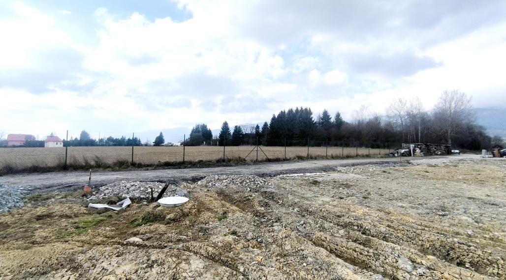 POZEMOK PRI JAZERE 2 MINÚTY OD LYŽ.VLEKU ELEKTRINA VRT VODA POLOMKA HOREHRONIE AJ AKO INVESTÍČNÝ