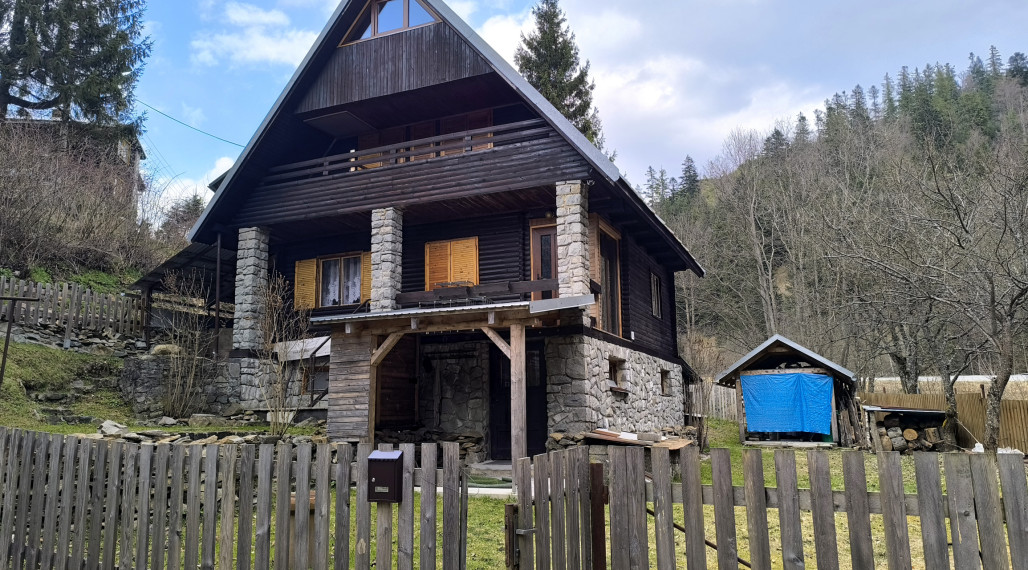 KOMPLETNE ZREKONŠTRUOVANÁ ZARIADENÁ CHATA NA LV RD JARABÁ PRI POTOČIKU