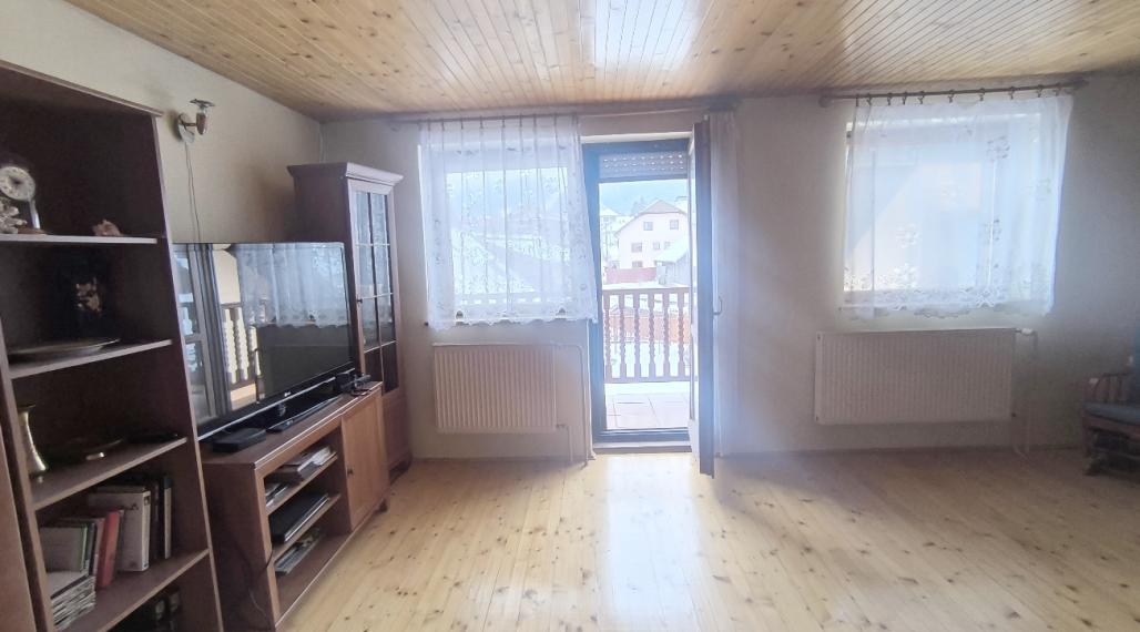 EXKLUZÍVNA PONUKA: RODINNÝ DOM PLUS 2 APARTMÁNY, DVE GARÁŽE, S VÝHĽADOM NA LYŽIARSKY VLEK TELGÁRT HOREHRONIE