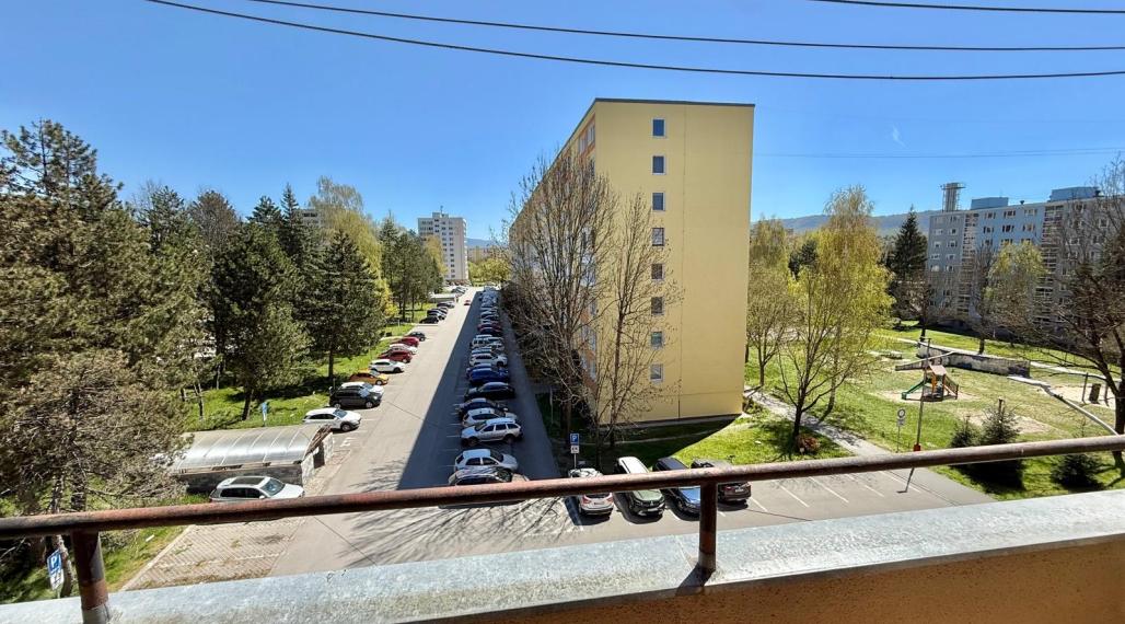 Na predaj veľký 3,5 izbový byt v centre Brezna, 85m2,balkón,výťah
