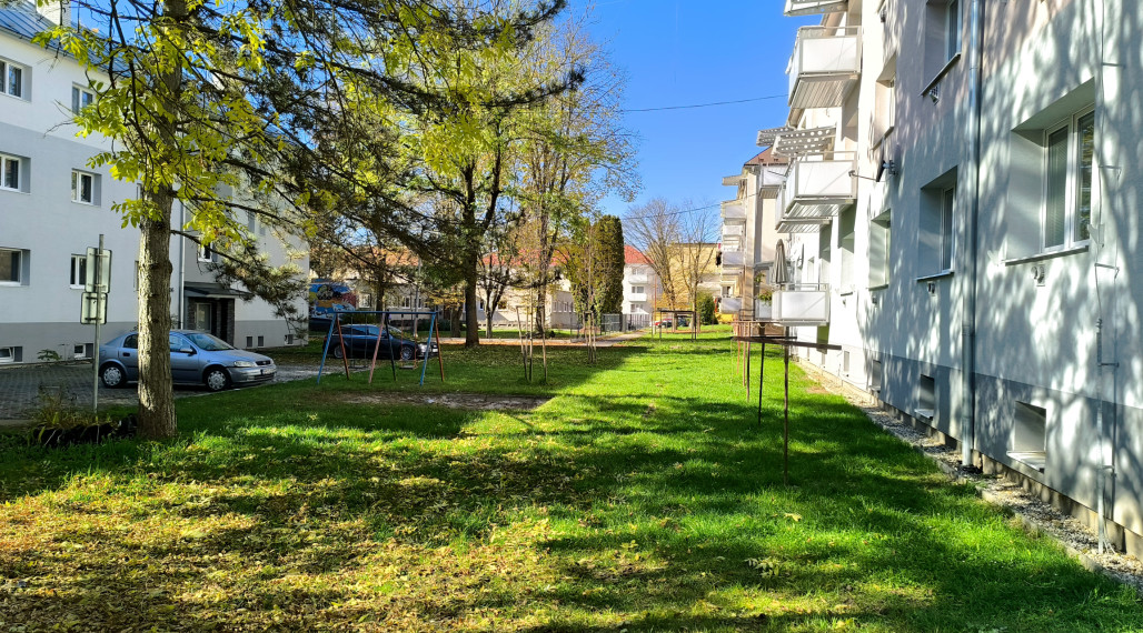 Pripravujeme: 3 izb.byt po kompletnej práve ukončenej rekonštrukcii, s veľkým balkónom do vnútrobloku v centre mesta Brezno, vlastné kúrenie, nízke náklady, vaňa aj sprch.kút