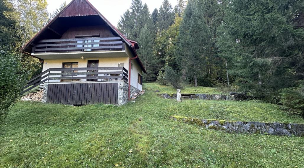 Jedinečná chata v Hronci, Majer
