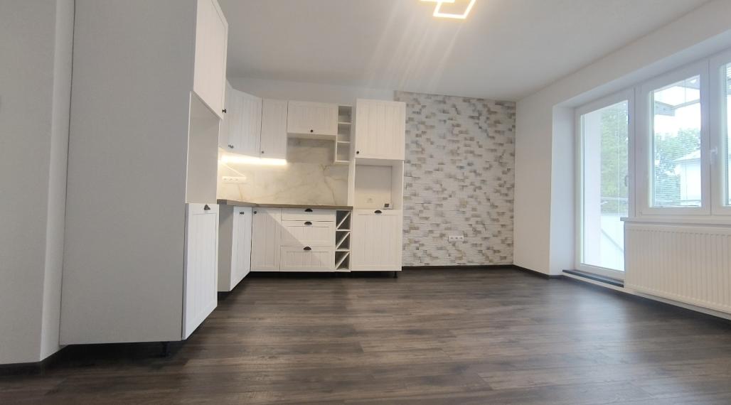 3 IZBOVÝ BYT 64,5 M2 PO PRÁVE UKONČENEJ KOMPLETNEJ KVALITNEJ A NADČASOVEJ REKONŠTRUKCII, BALKÓN, KÚPEĽŇA SO SPRCH.KÚTOM A VAŇOU, OKNOM, VLASTNÉ KÚRENIE CENTRUM BREZNO