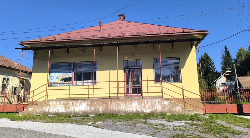 AKTUALIZÁCIA CENY!! VÝHODNÁ INVESTÍCIA: ZAUJÍMAVÁ NEHNUTEĽNOSŤ VHODNÁ NA MNOHO VYUŽITÍ!! KRÁSNA ROVINATÁ SLNEČNÁ ZÁHRADA, TRI GARÁŽE, PRI PLYTKOM POTOČIKU