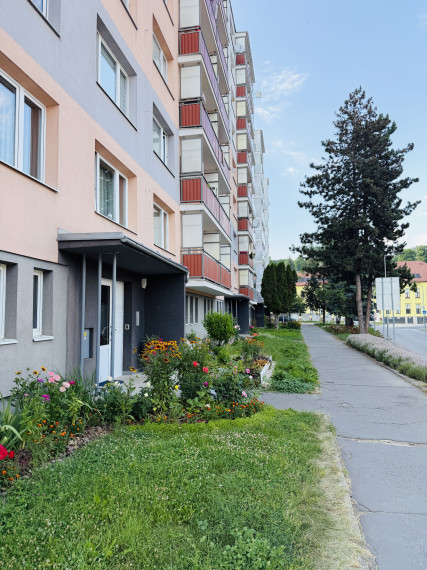 NEPREHLIADNITE-na predaj 4 izbový byt v top lokalite centra Brezna s veľkorysou výmerou 104m2!