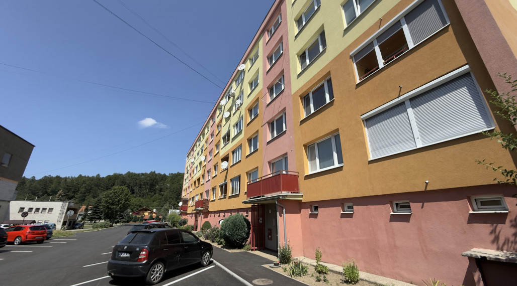 =NA PREDAJ= Slnečný 2-izbový byt s výťahom v Hriňovej–56 m²