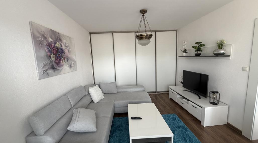 Na prenájom útulný,zrekonštruovaný byt so zariadením a veľkým balkónom v centre Brezna ČSA