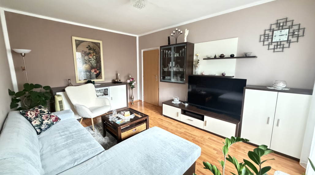SVETLÝ A VZDUŠNÝ 4 IZBOVÝ BYT VO VYHĽADÁVANEJ TICHEJ LOKALITE S KRÁSNYMI VÝHĽADMI 30 MINÚT DO BB BEZ NUTNEJ INVESTÍCIE PODBREZOVÁ-ŠTIAVNIČKA