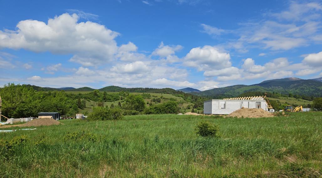 NA PREDAJ: Slnečný pozemok 1000 m² pár minút od Krpáčova