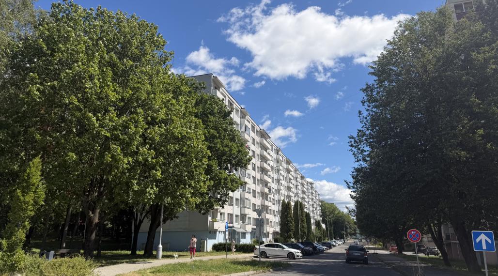 VEĽKÝ PRESVETLENÝ 2,5 IZBOVÝ BYT 64,62 M2 IDEÁLNE 5.POSCHODIE TOP LOKALITA DR.CLEMENTISA BREZNO