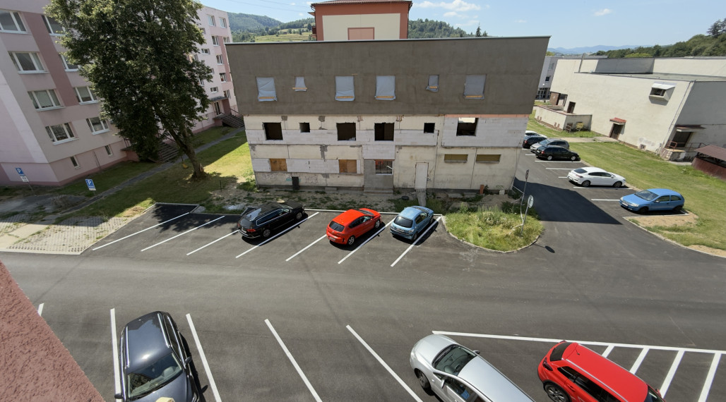 =NA PREDAJ= Slnečný 2-izbový byt s výťahom v Hriňovej–56 m²