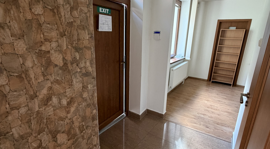 V centre Brezna na prenájom nadštandartné priestory s klímou,parkovaním,kamerovým zabezp.