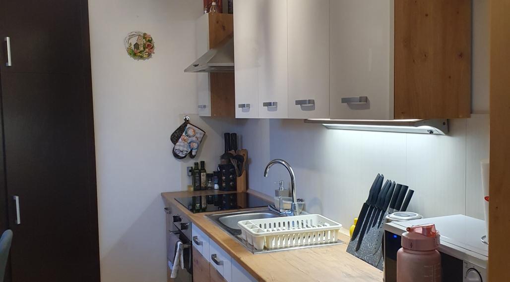 Výhodne predáme 2 izbový byt v Brezne po rekonštrukcii,zariadený a s veľkým balkónom