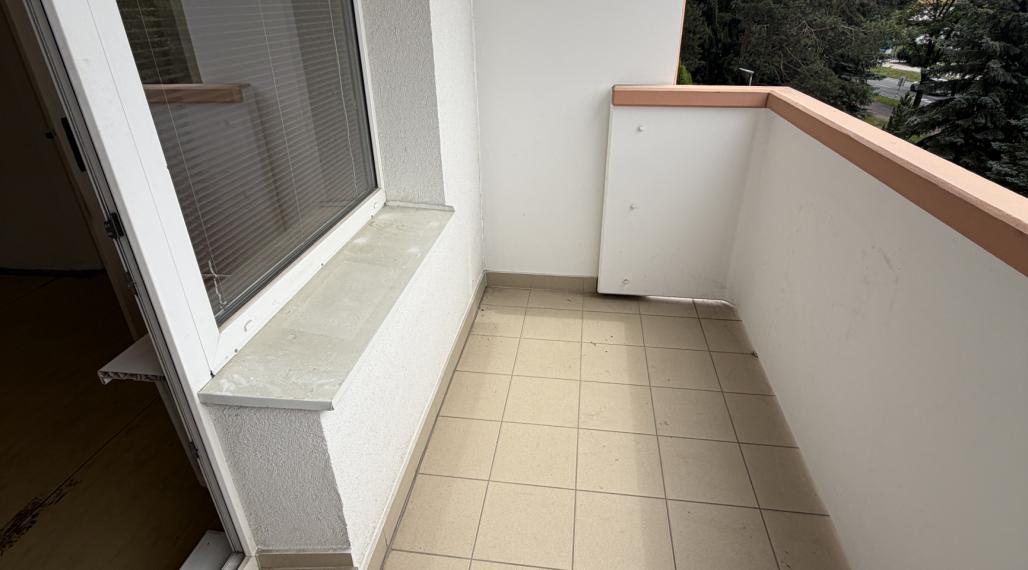 Ponúkame na prenájom 1 izbový byt v centre Brezna,s veľkým balkónom,nezariadený