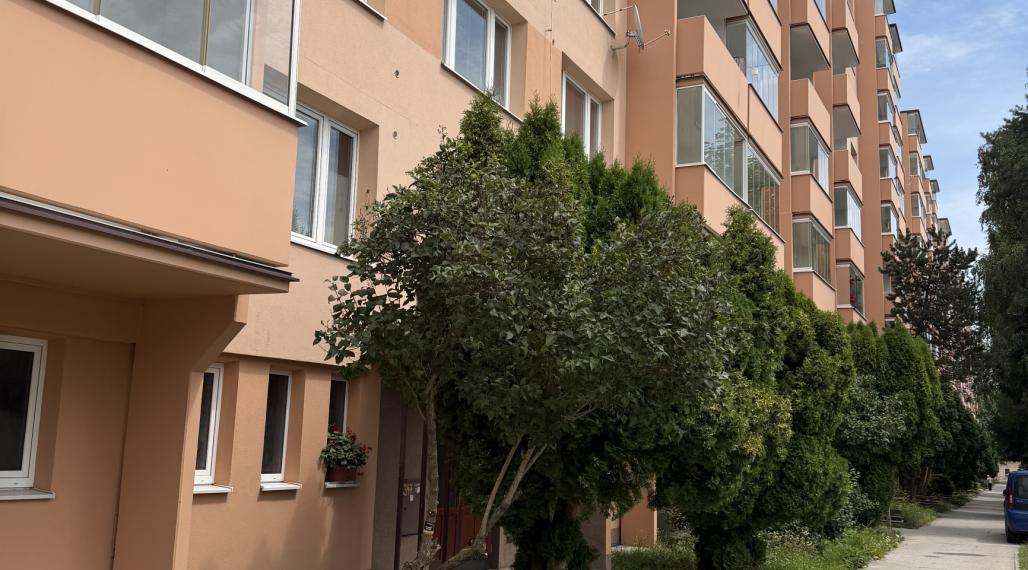 Predaj: 1 izbový byt v centre Brezna, pôvodný stav, s balkónom