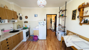 Predaj: Vo vynikajúcej lokalite obce Valaská ponúkame na predaj veľký 1 izbový byt s balkónom a krásnym výhľadom - fotografia 1