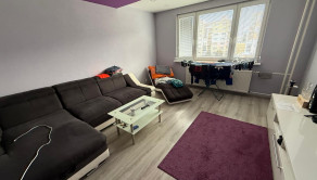 Na predaj ponúkame: Slnečný 3-izbový byt s loggiou po kompletnej rekonštrukcii – Brezno, sídlisko Mazorníkovo (63 m²) - fotografia 1