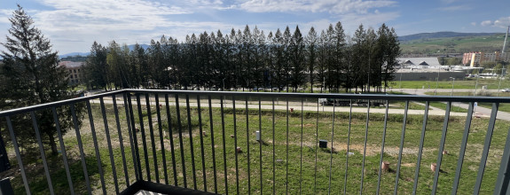 Na prenájom nový 1 izbový byt v Brezne s balkónom,parkovacím miestom, kompletne zariadený a volný