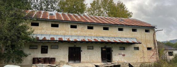 Na predaj budova v obci Závadka nad Hronom na viacúčelové využitie