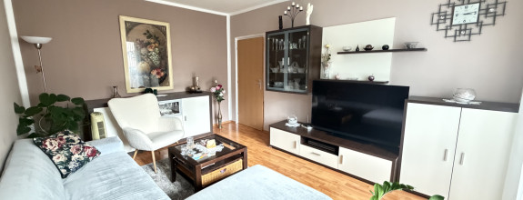SVETLÝ A VZDUŠNÝ 4 IZBOVÝ BYT VO VYHĽADÁVANEJ TICHEJ LOKALITE S KRÁSNYMI VÝHĽADMI 30 MINÚT DO BB BEZ NUTNEJ INVESTÍCIE PODBREZOVÁ-ŠTIAVNIČKA