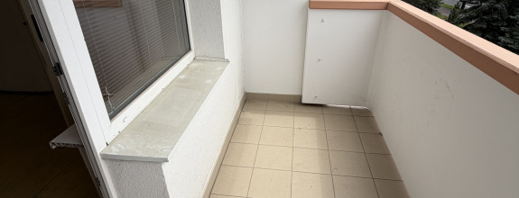 Ponúkame na prenájom 1 izbový byt v centre Brezna,s veľkým balkónom,nezariadený
