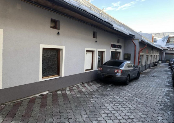 V priamom centre Brezna ponúkame na predaj polyfukčnú budovu