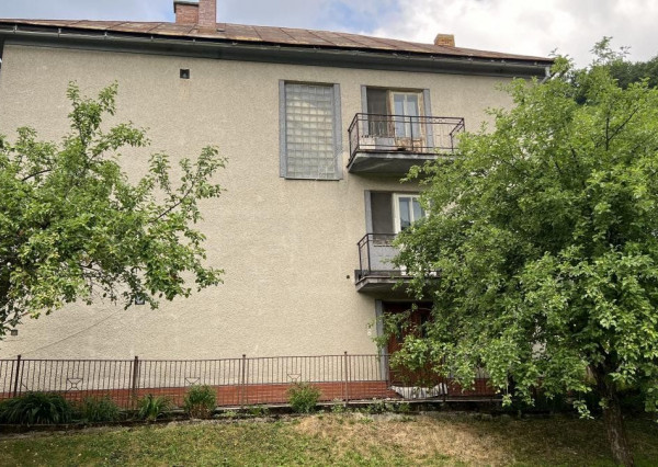 ZNÍŽENÁ CENA: Na predaj veľký dvojgeneračný rodinný dom v obci Hiadeľ