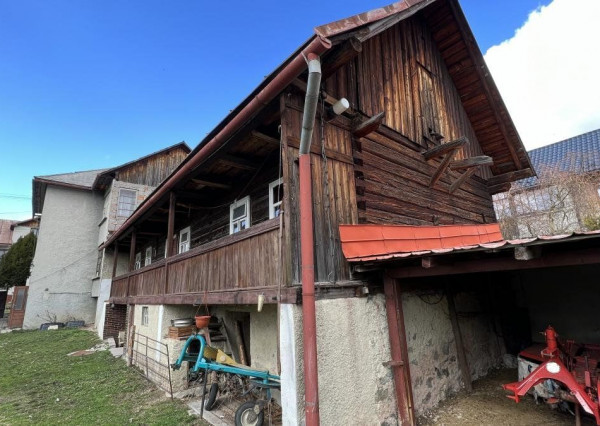 ZNÍŽENÁ SUMA: RODINNÝ DOMA S DREVENIČKOU NA JEDNOM POZEMKU V PÔVODNOM STAVE, POHORELÁ